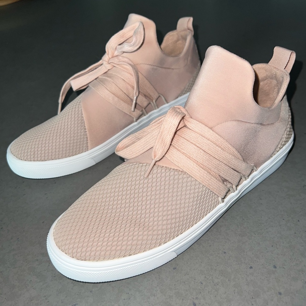 Steve Madden Lancer Blush Sneakers NWoT (size 8.5)
